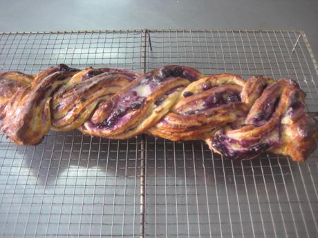 TRENZA DE QUESO CREMA Y ARÁNDANOS