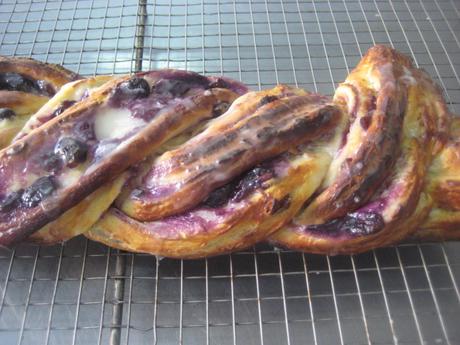 TRENZA DE QUESO CREMA Y ARÁNDANOS