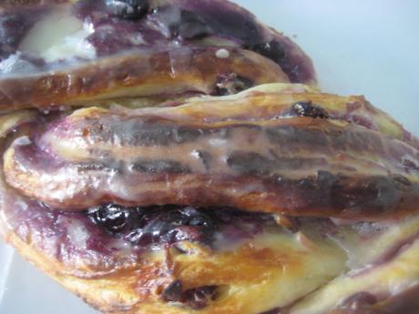 TRENZA DE QUESO CREMA Y ARÁNDANOS