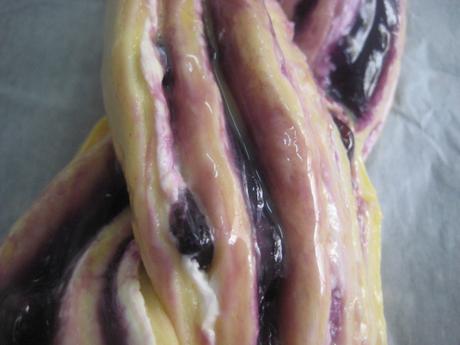 TRENZA DE QUESO CREMA Y ARÁNDANOS