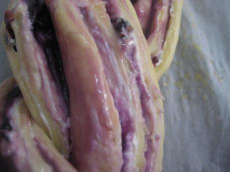 TRENZA DE QUESO CREMA Y ARÁNDANOS