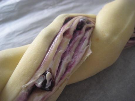 TRENZA DE QUESO CREMA Y ARÁNDANOS