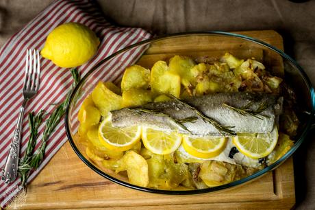 Merluza al horno con patatas, aderezada con virgen extra picual