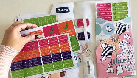 Marcando con las pegatinas personalizadas de Stikets Marcando con las pegatinas personalizadas de Stikets