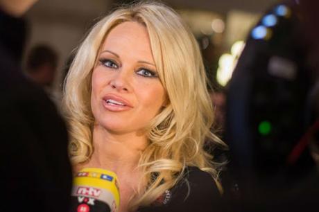 Pamela Anderson ve en Assange un 