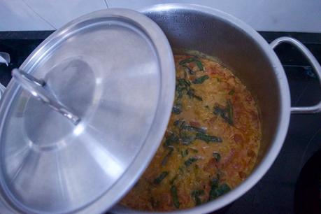 Dhal vegano de lentejas rojas, una sencilla receta india