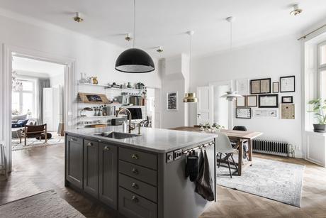 Un comedor con mezcla de sillas y lámparas - Paperblog