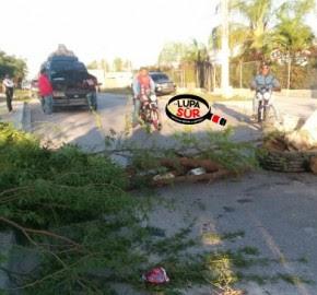 Obstaculizan transito en carretera Cabral en reclamo de electro-bomba.