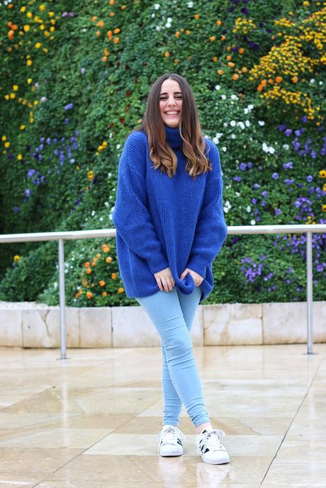 Outfit con maxi jersey azul de Zara