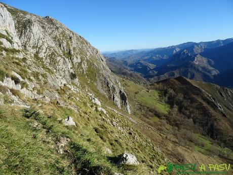 Sendero por el sedo hacia Arpolio