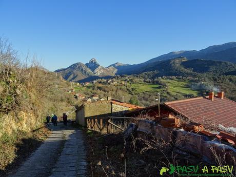 Trespalacio y al fondo Alles y la Pica de Peñamellera