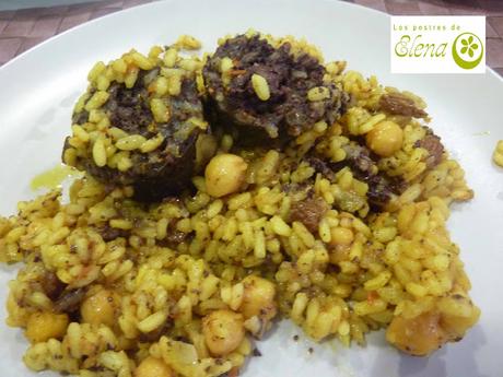 Arroz con morcilla de Burgos, pasas y garbanzos