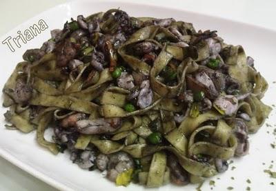 Lingüine a la tinta con puntillitas y gamba blanca de Huelva