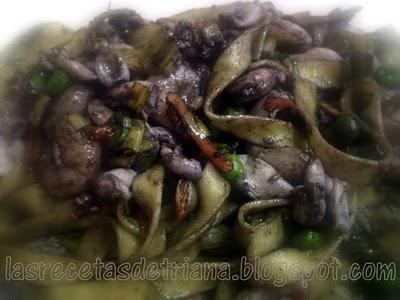 Lingüine a la tinta con puntillitas y gamba blanca de Huelva