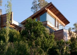 La terraza y el deck que rodea la pileta son de 'Tiger Wood' (Patagonia Flooring). Espacio Living.com / La Nación.com