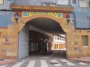 Puerta de acceso a la antigua Fábrica de Gas de Oviedo. Wikipedia