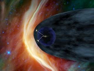 Concepto artístico que muestra a las dos naves Voyager explorando la heliofunda