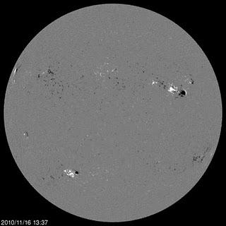 Imagen del 16 de noviembre de 2010 del Sol mostrando algunas manchas solares