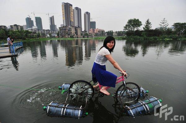 UNA BICI DE AGUA CON UNA ADAPTACIÓN