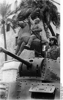 Los panzer desfilan por las calles de Trípoli - 12/03/1941.