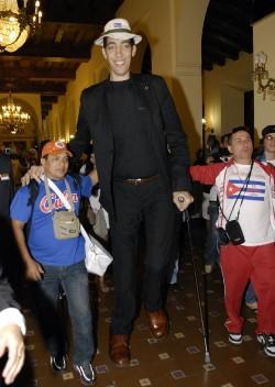 20110313095006-el-hombre-mas-alto-3-580x901.jpg