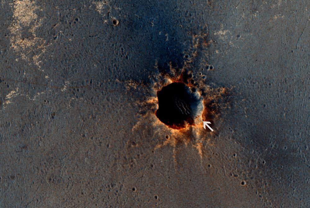 Una imagen en color desde órbita marciana muestra al rover Opportunity junto a un cráter
