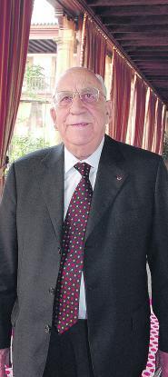 Manuel Díaz Ron, político y empresario asturiano, fallece en París a los 86 años «Soy francés hasta el fondo de mi alma, pero he seguido siendo asturiano» Manuel Díaz Ron, político y empresario asturiano, fallece en París a los 86 años «Soy francés hasta el fondo de mi alma, pero he seguido siendo asturiano»