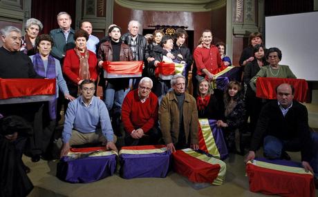 Foto de familia de las personas que han recibido hoy en madrid los restos de los 15 presos que permanecían enterrados en Valdenoceda