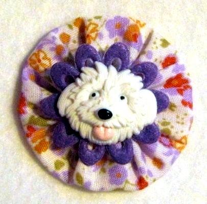 Pequeños broches de perritos y gatos.