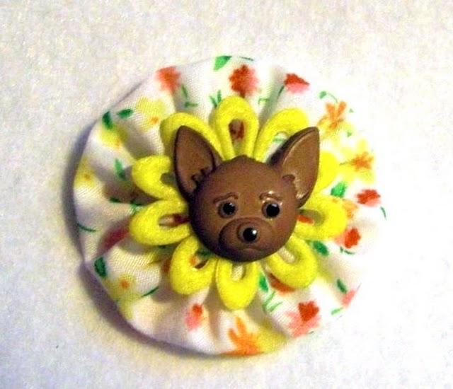 Pequeños broches de perritos y gatos.