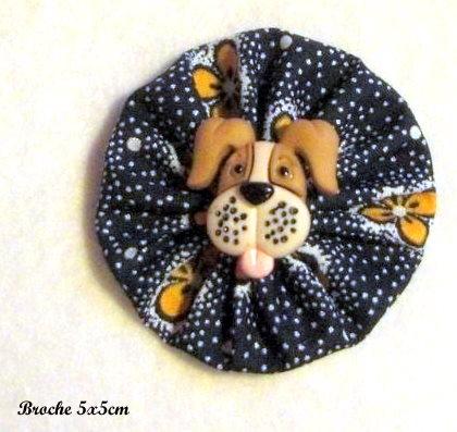 Pequeños broches de perritos y gatos.