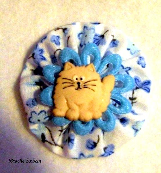 Pequeños broches de perritos y gatos.