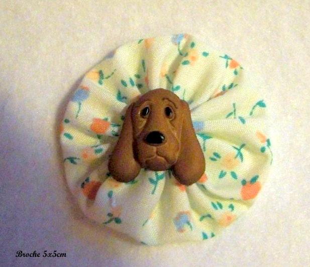 Pequeños broches de perritos y gatos.