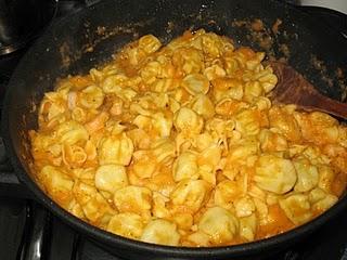 Saccottini de bacon y rúcula con salsa de calabacín y gambas