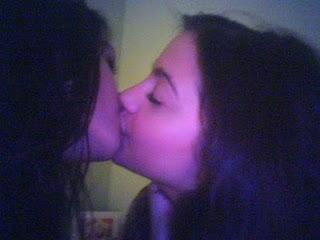 Vanessa Hudgens besa otra chica