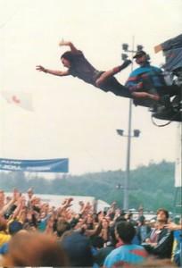 El “stage dive” más espectacular de todos los tiempos: Eddie Vedder @Pinkpop’92