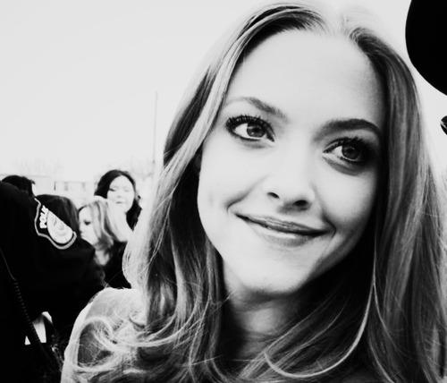 Amanda Seyfried &  Elle & Interview