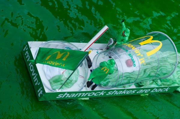 Mc Donald's tiñe un río de verde