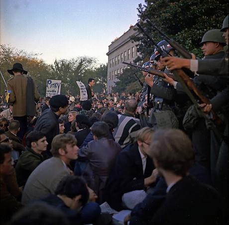 La manifestación contra la guerra de Vietnam y el intento de levitar mentalmente el Pentágono