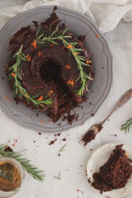 Bizcocho de naranja, romero y chocolate Bizcocho de naranja, romero y chocolate