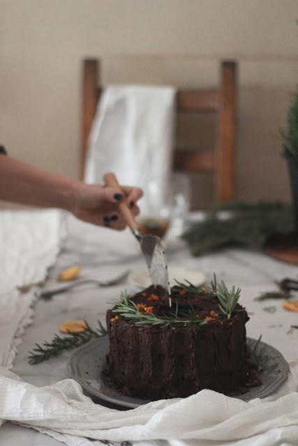 Bizcocho de naranja, romero y chocolate Bizcocho de naranja, romero y chocolate