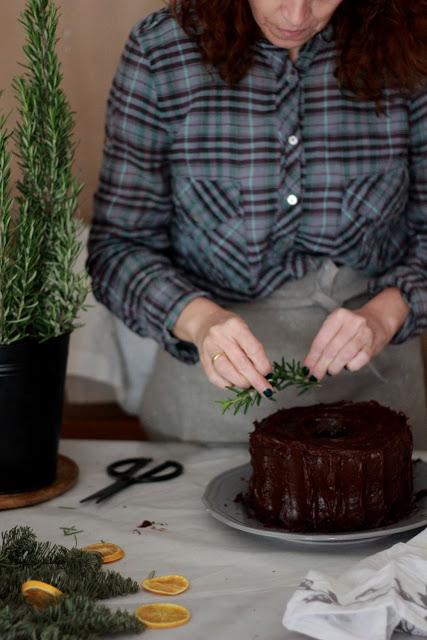 Bizcocho de naranja, romero y chocolate