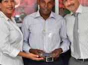 Entregan reconocimiento empleado Villas Bávaro Resort