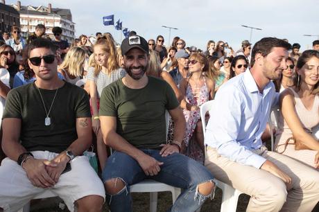 En primera fila El Pollo Álvarez disfrutando de un atardecer que reunió moda, bellezas y aire de mar