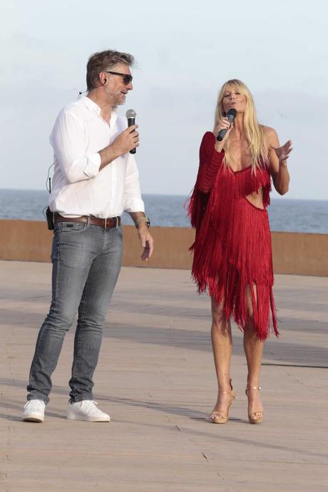 #PinamarModaLook2018 un desfile totalmente espectacular! Horacio Cabak y Soledad Solaro, las figuras encargadas de conducir el fashion show en la renovada rambla pinamarense