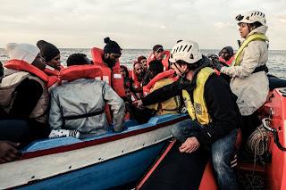 Miles de refugiados, ahogados en el Mediterráneo, mientras Europa mira para otro lugar, sin decir palabra.