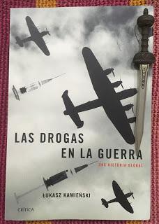 Portada del libro Las drogas en la guerra, de Lukasz Kamienski