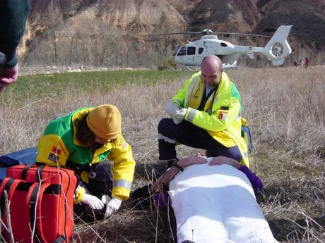 Servicio médico del HEMS atendiendo a un accidentado en montaña.