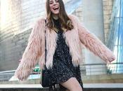 Outfit abrigo rosa pelo