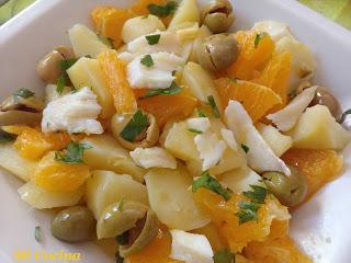 ENSALADA MALAGUEÑA DE PATATAS, BACALAO, NARANJAS Y ACEITUNAS.